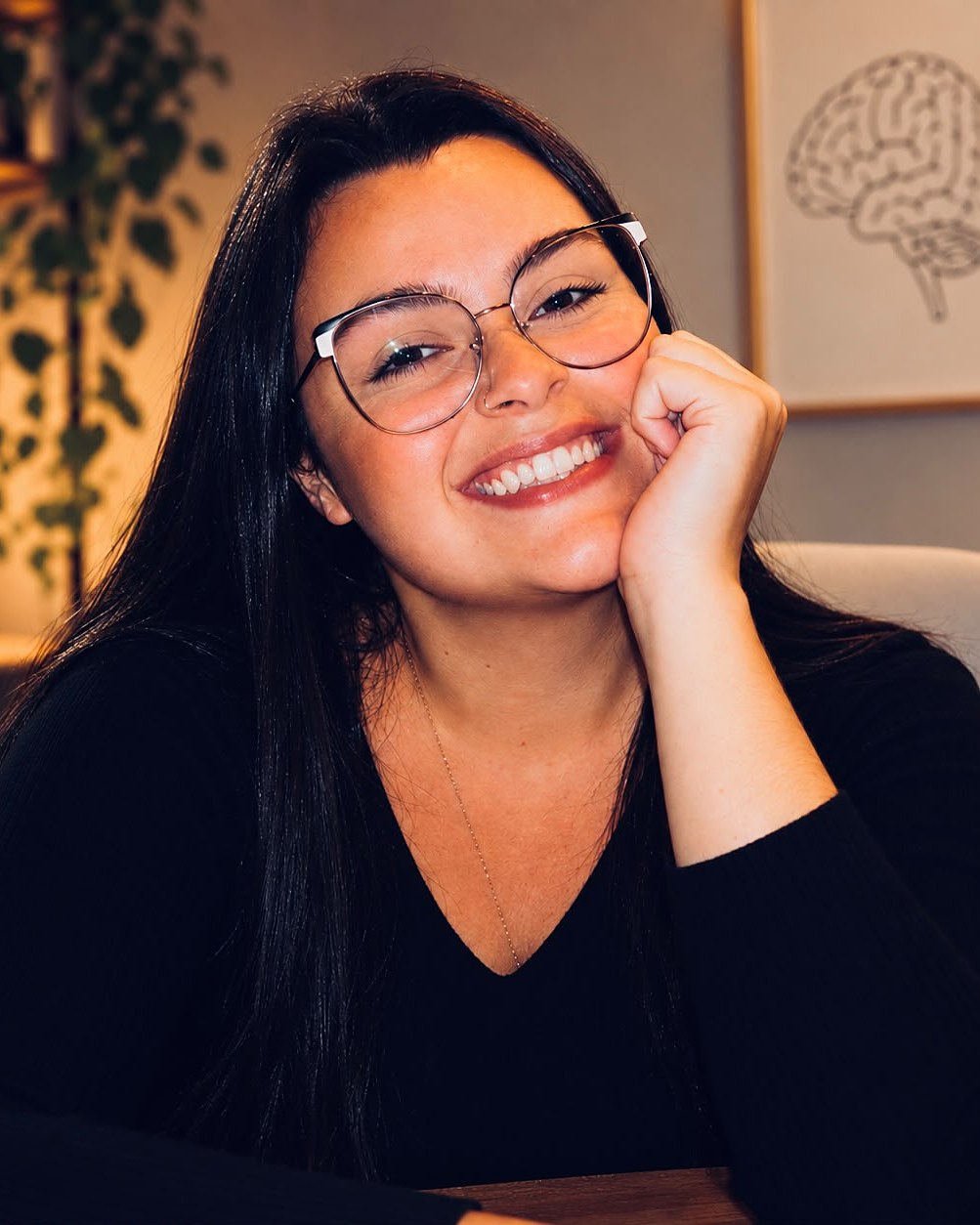 Retrato próximo de Victoria Valentini, sorrindo, de óculos.